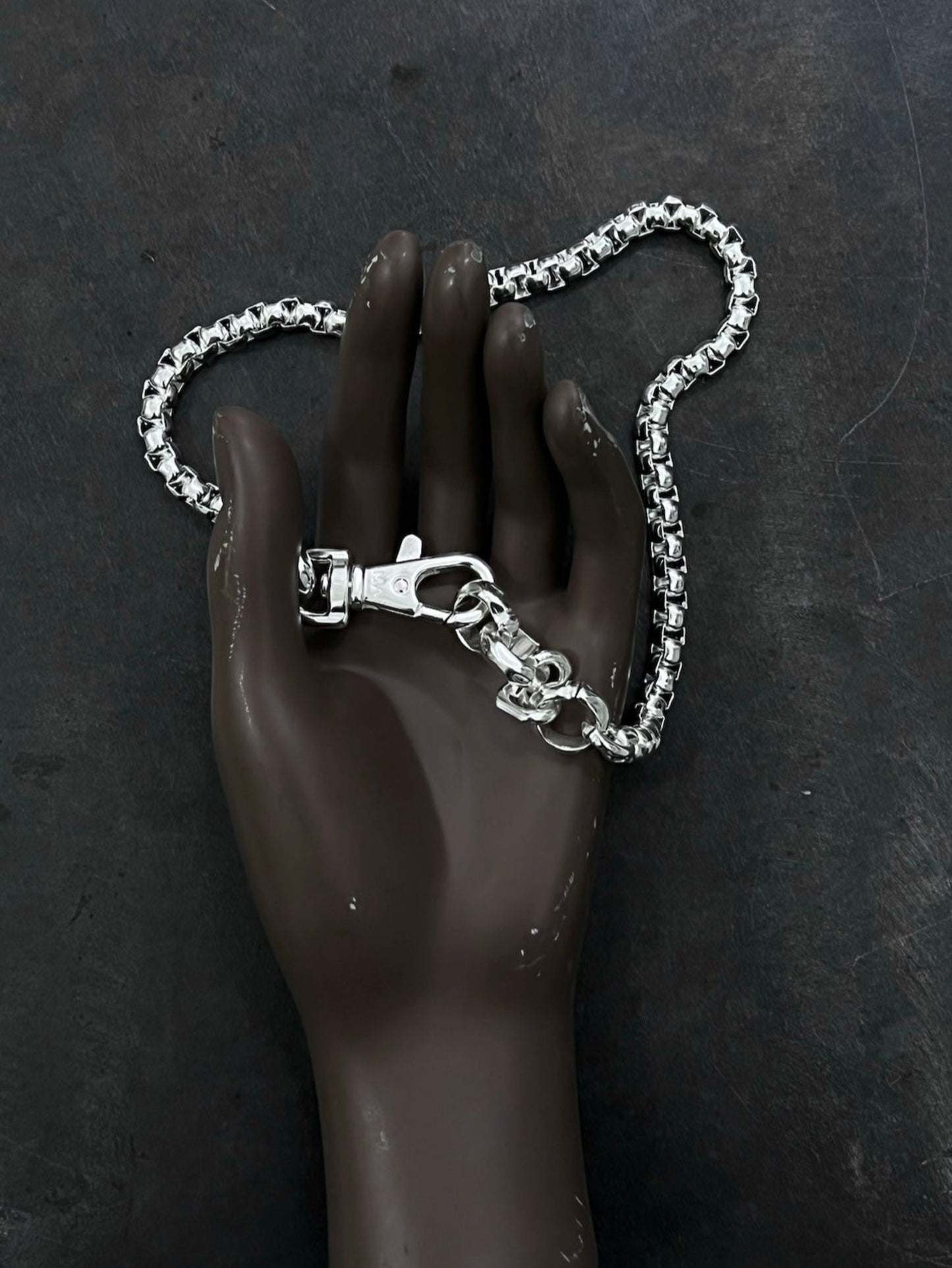 SERIS BOXER NECKLACE