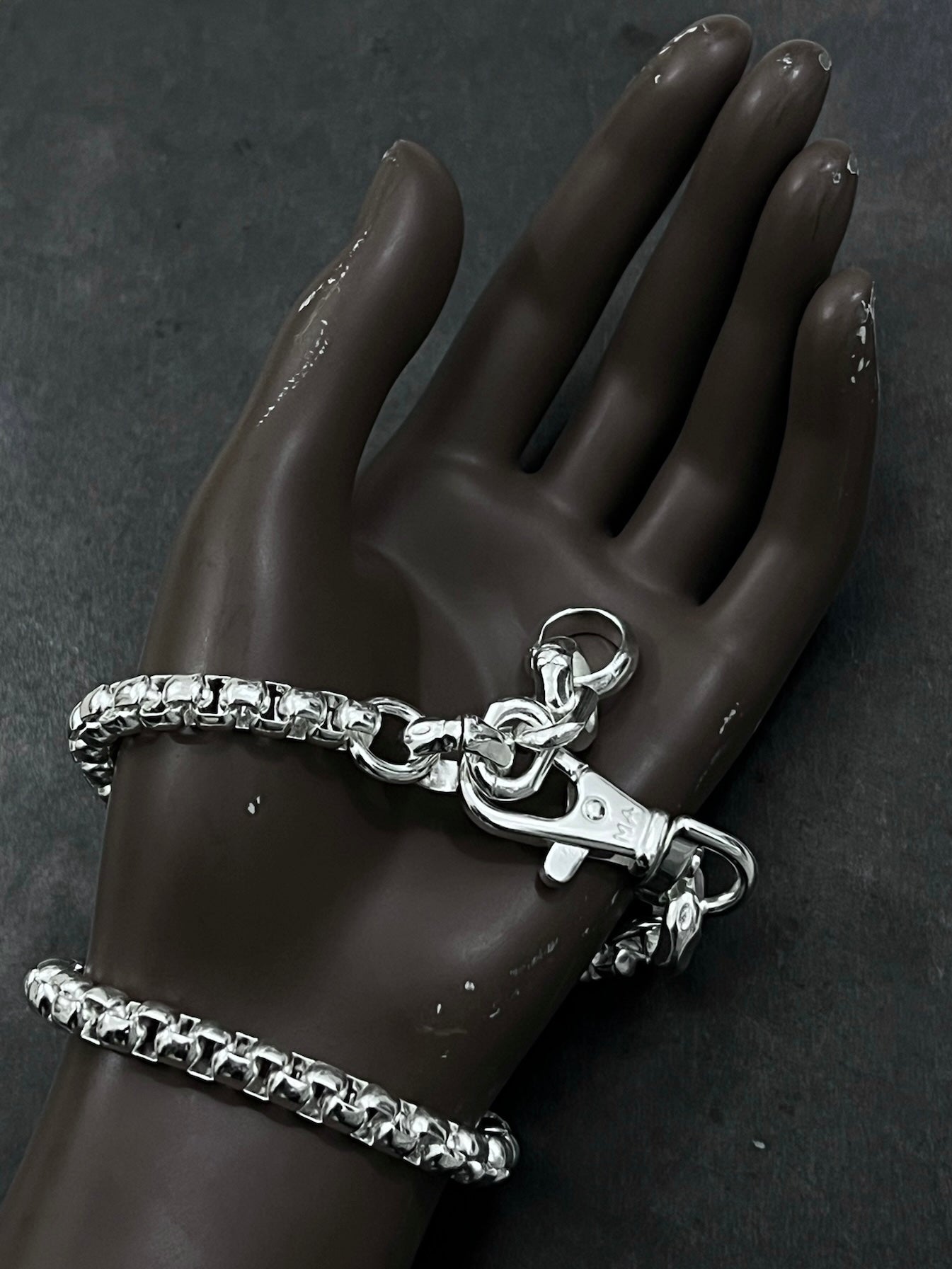 SERIS BOXER NECKLACE