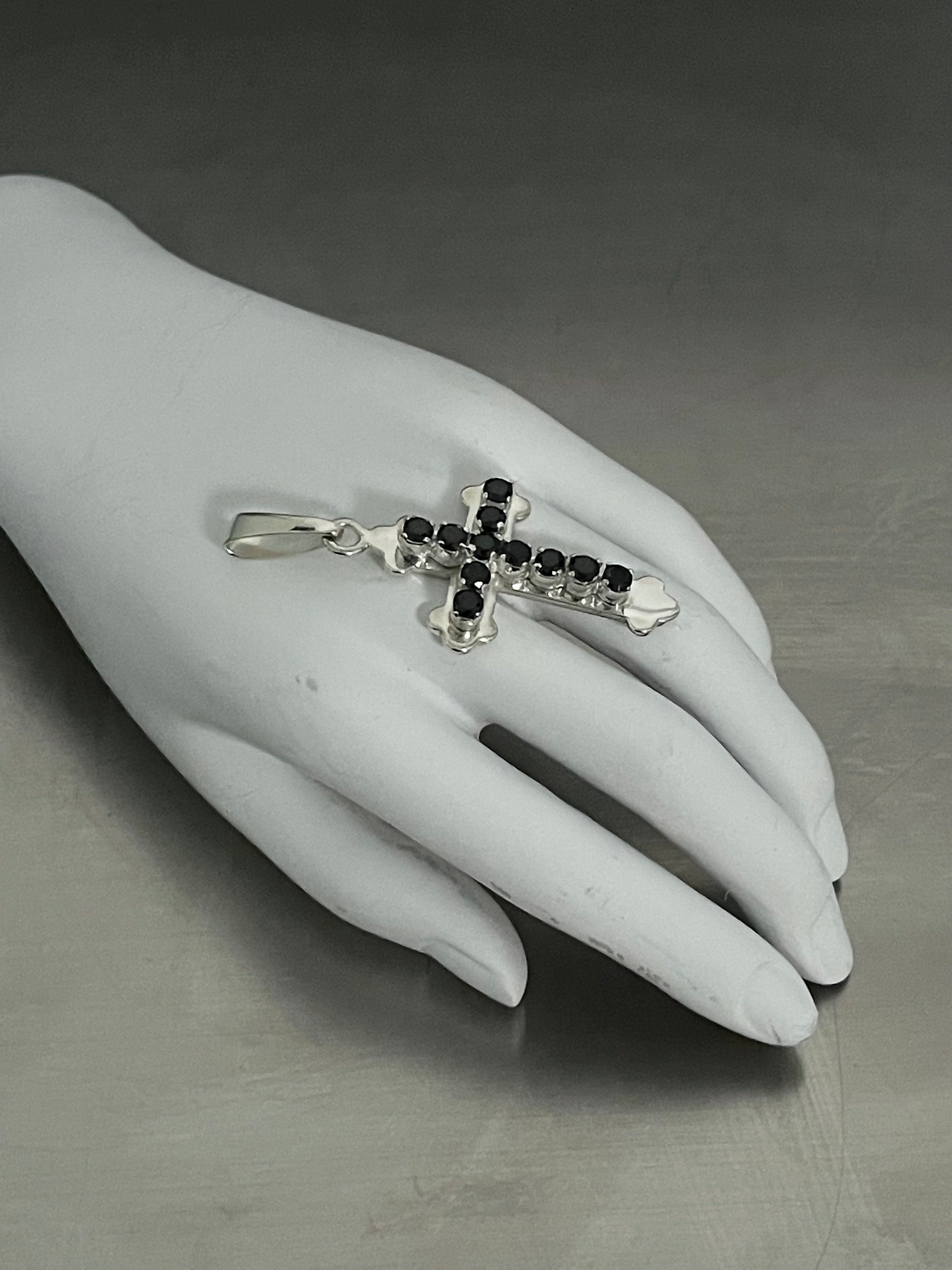 ONYX RUI CROSS PENDANT