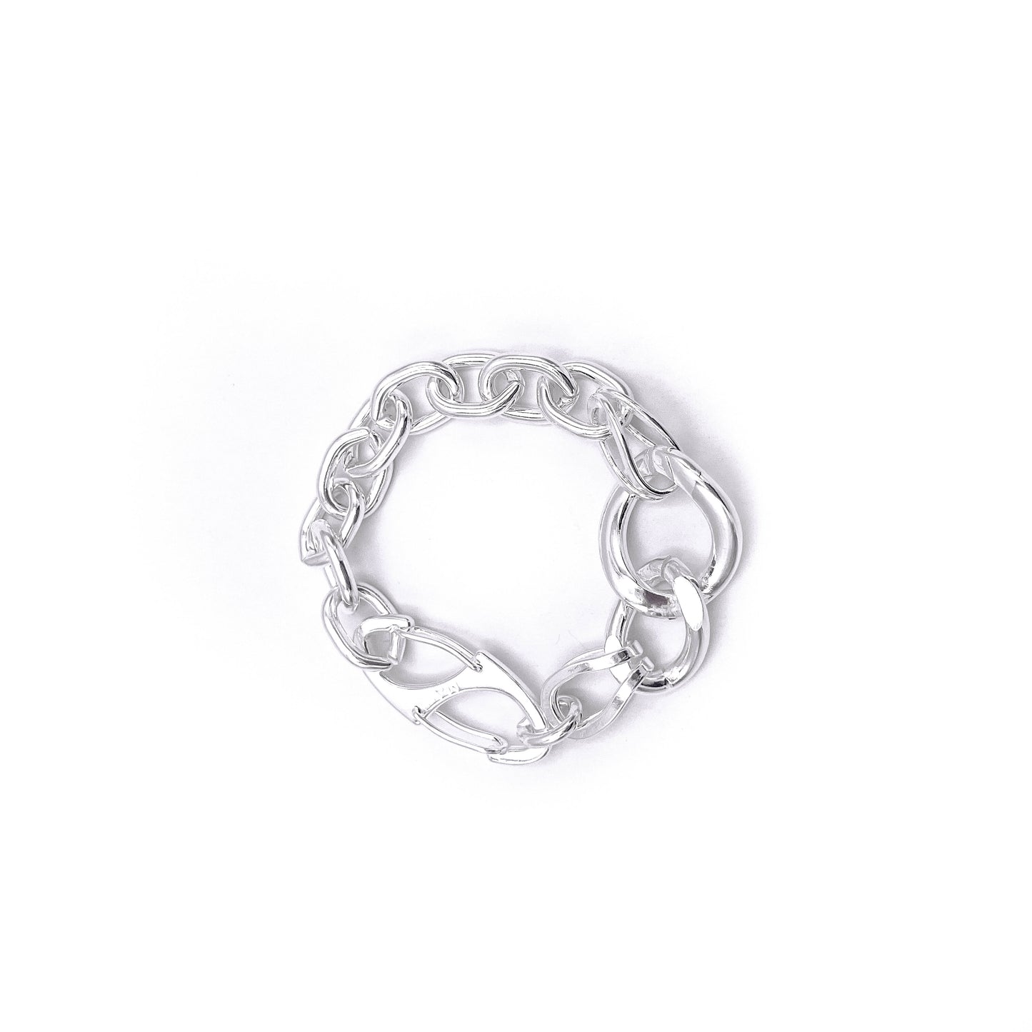 Minimalist chain bracelet with subtle texture .