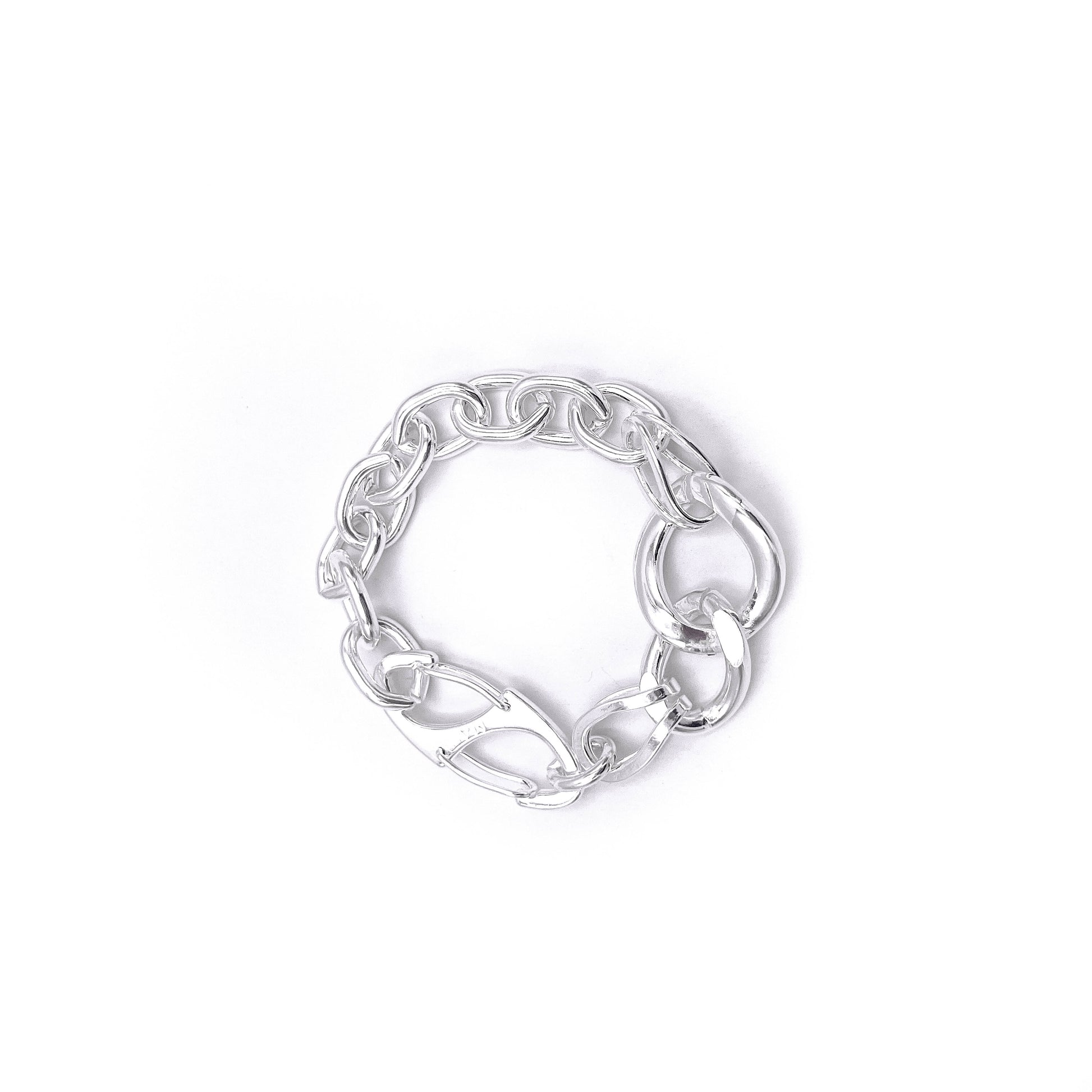 Minimalist chain bracelet with subtle texture .