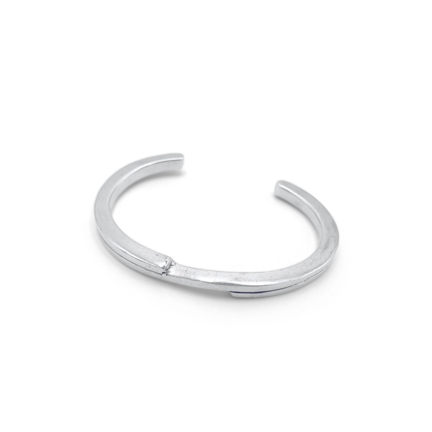 Streamlined flat wrist cuff in solid silver. Flats