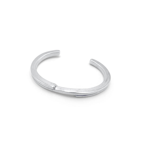 Streamlined flat wrist cuff in solid silver. Flats